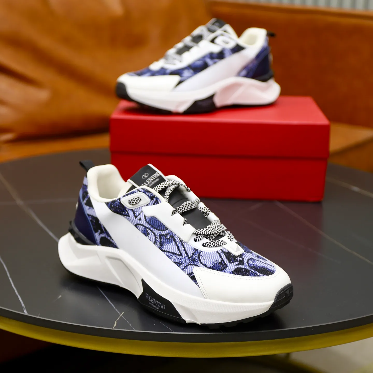 Ex-factory price: 520💰VALENTINO/Valentino Men's latest low-cut thick-soled sports shoes are shipped. Made with heavy industry, men's fine casual sports shoes, versatile style. Original leather, rubber lines embellished with geometric segmented uppers, hand-sewn with fine craftsmanship, novel and fashionable style, rubber soles with rivet details on the front and back, VALENTINO GARAVANI LOGO printed on the side, and Valentino Garavani decorative inlay on the tongue. Logo, comfortable, breathable and durable on the feet! Comes with full original packaging! Code number: 38-39-40-41-42-43-44 (45 can be customized)